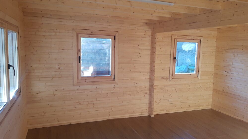 Drewniane wnętrze domu.