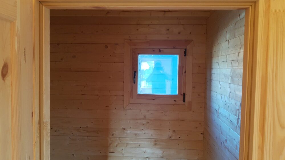 Drewniane wnętrze domu.