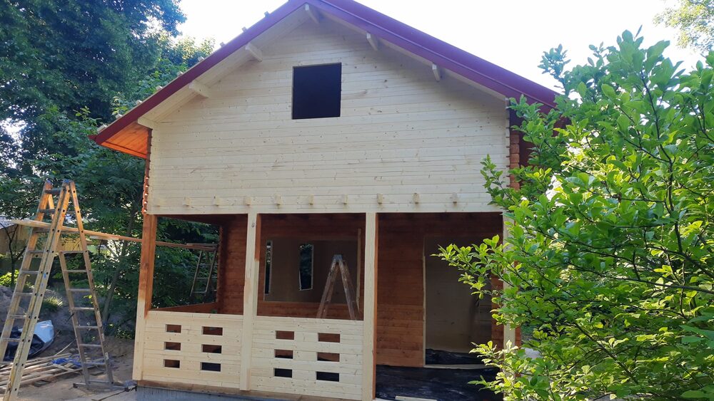 Drewniany dom w lesie.