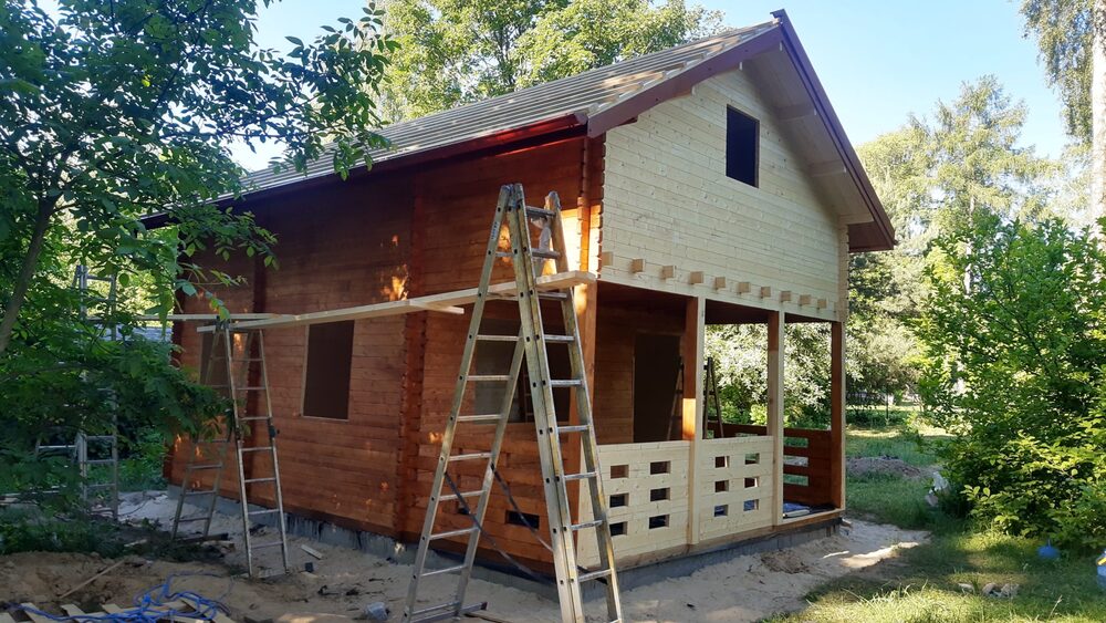 Drewniana chatka w budowie.