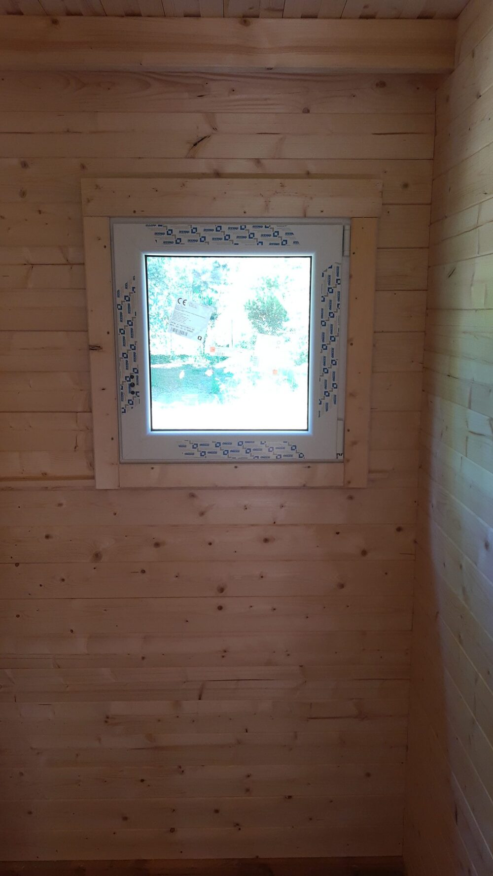 Drewniane wnętrze z oknem.