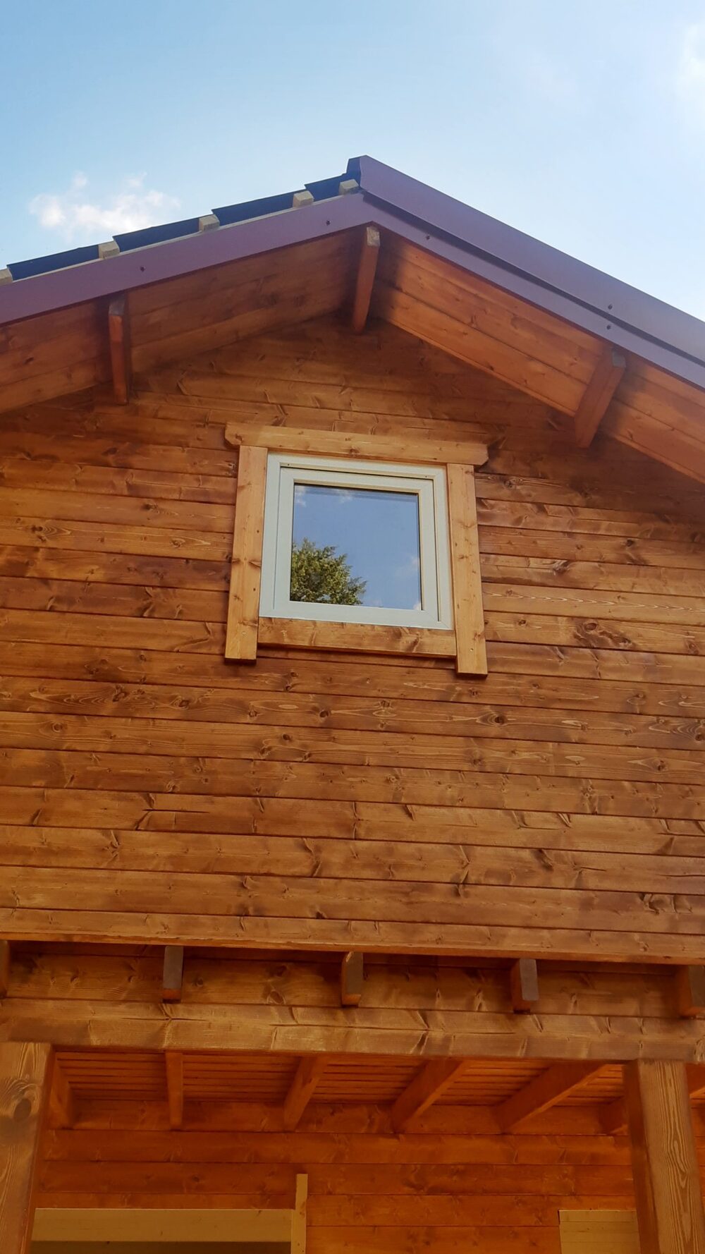 Drewniany dach z oknem.