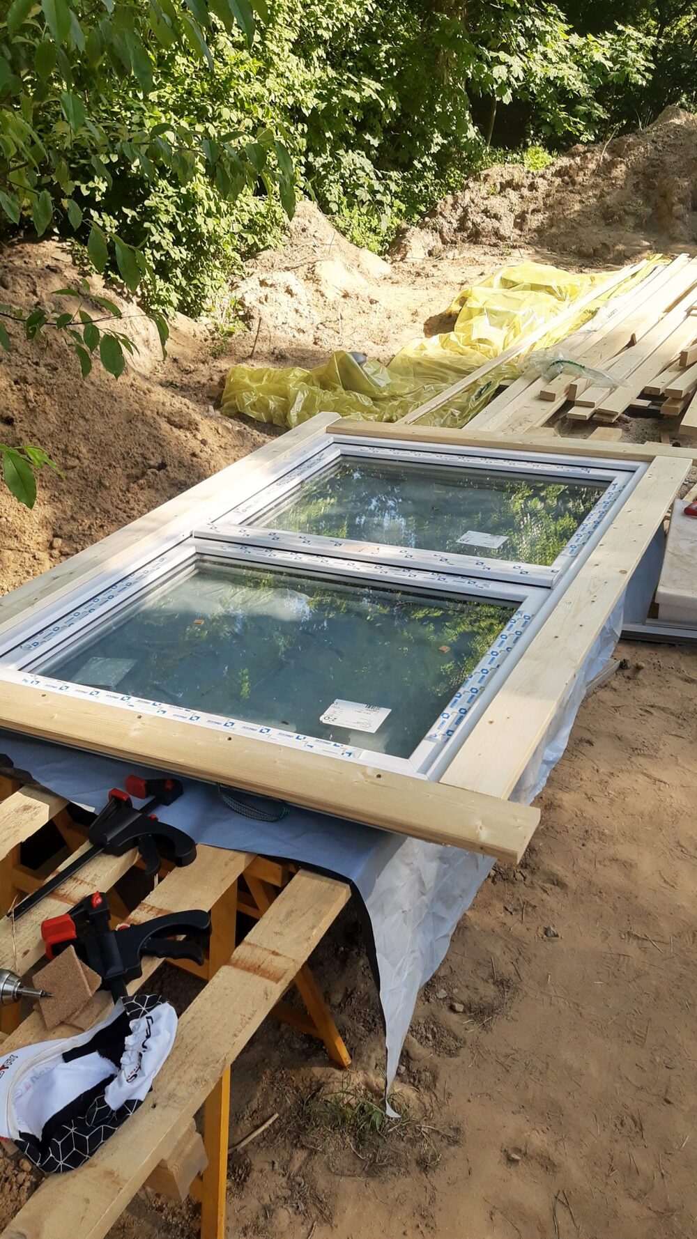 Szkło okienne, materiały budowlane, rusztowanie.