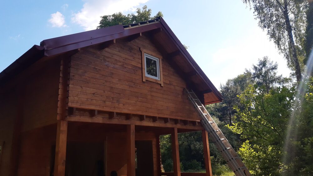 Drewniany dom w lesie.