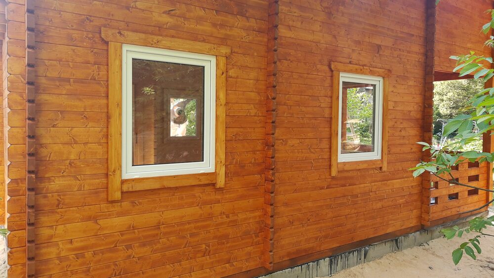 Drewniana ściana z oknami.