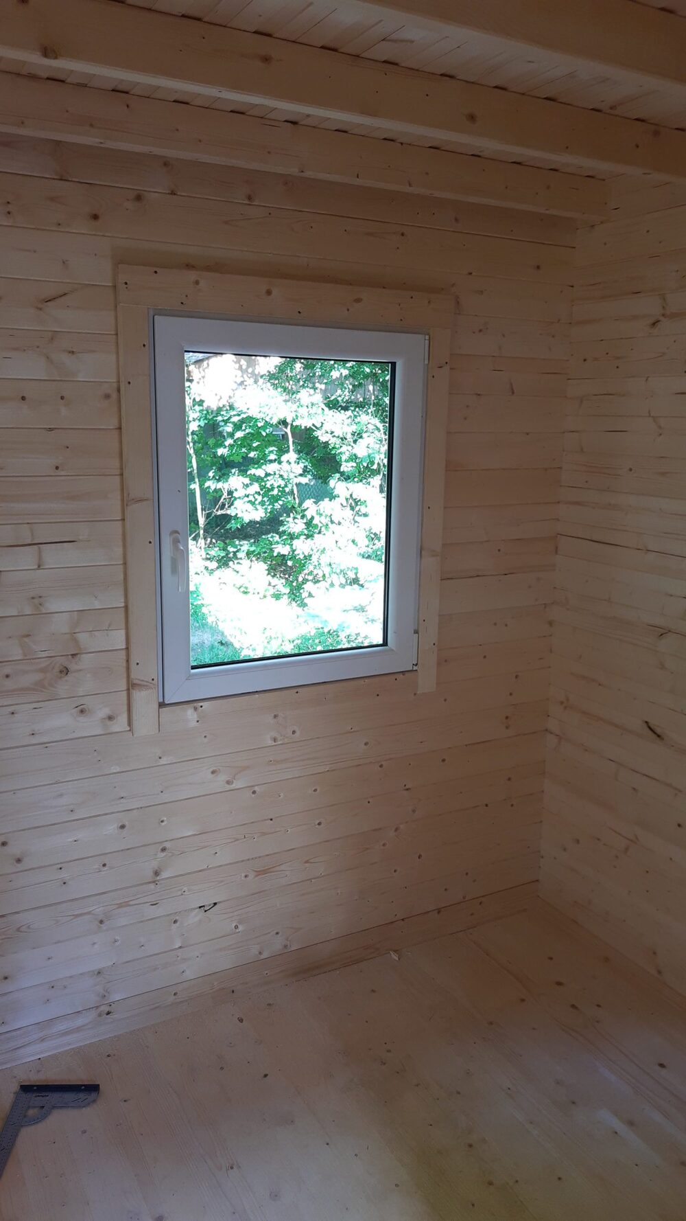 Drewniana wnęka z oknem.