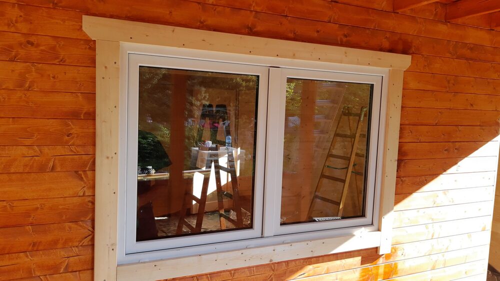 Drewniana ściana z oknem.