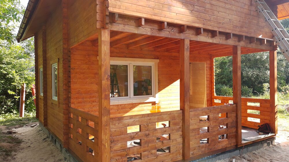 Drewniany dom z werandą.