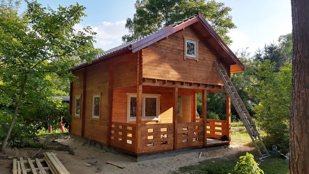 Drewniany domek z tarasem.