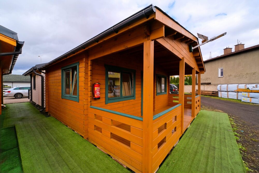 Drewniany domek na zielonym trawniku.