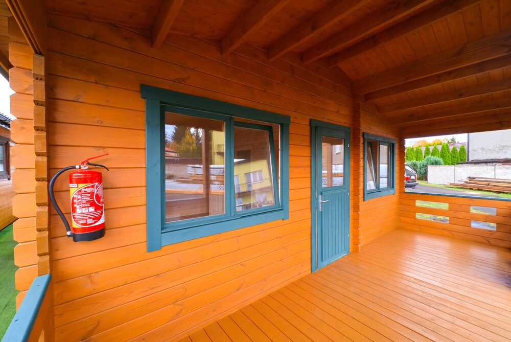 Drewniany domek z drzwiami i oknami.