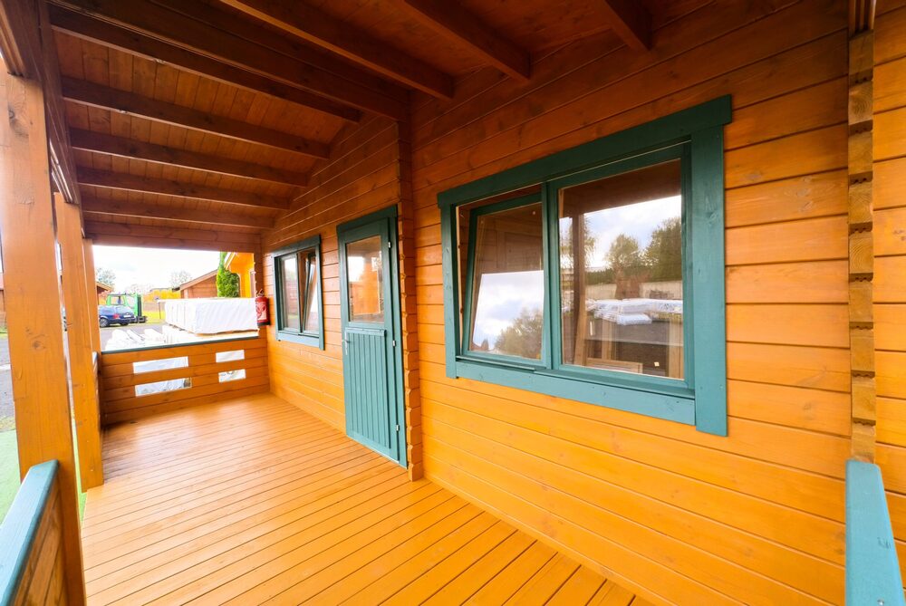 Drewniany dom z tarasem.