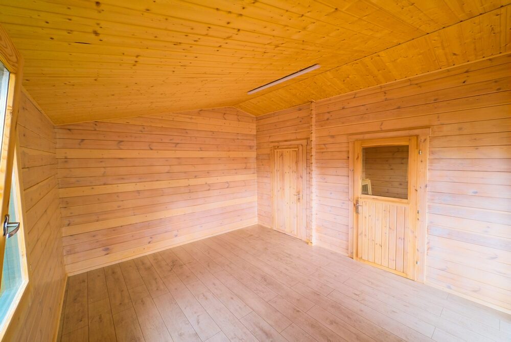 Drewniane, przytulne wnętrze.