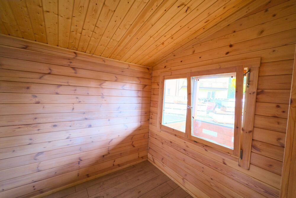 Drewniany pokój z oknem.