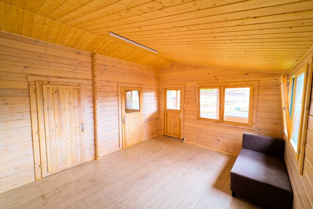 Drewniany pokój z oknami.