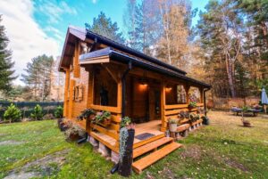 Drewniany dom z werandą.