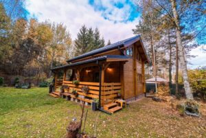 Drewniany dom w lesie