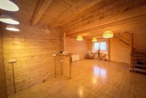 Drewniany, przytulny pokój.