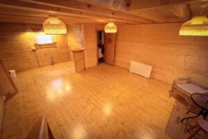 Drewniane wnętrze z lampami.