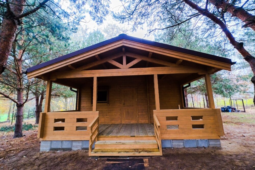 Drewniany domek w lesie