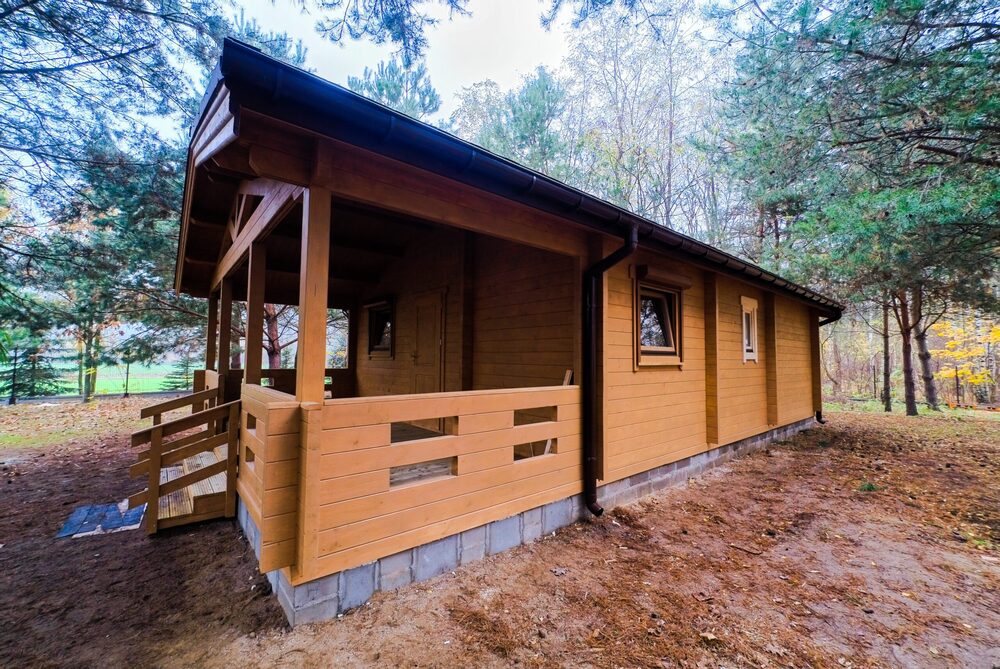 Drewniany dom w lesie.