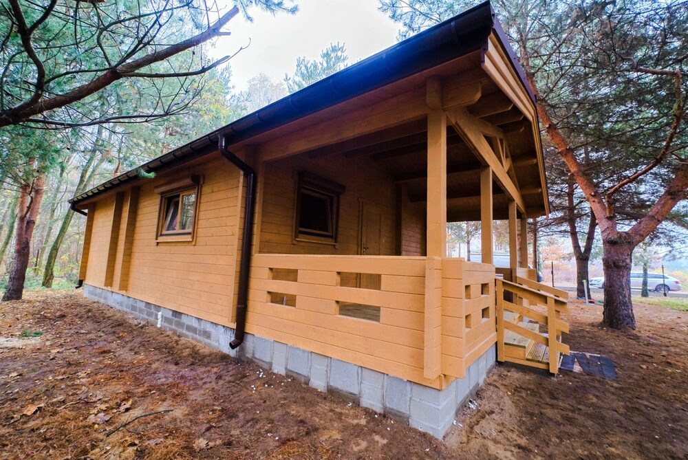 Drewniany domek w lesie.