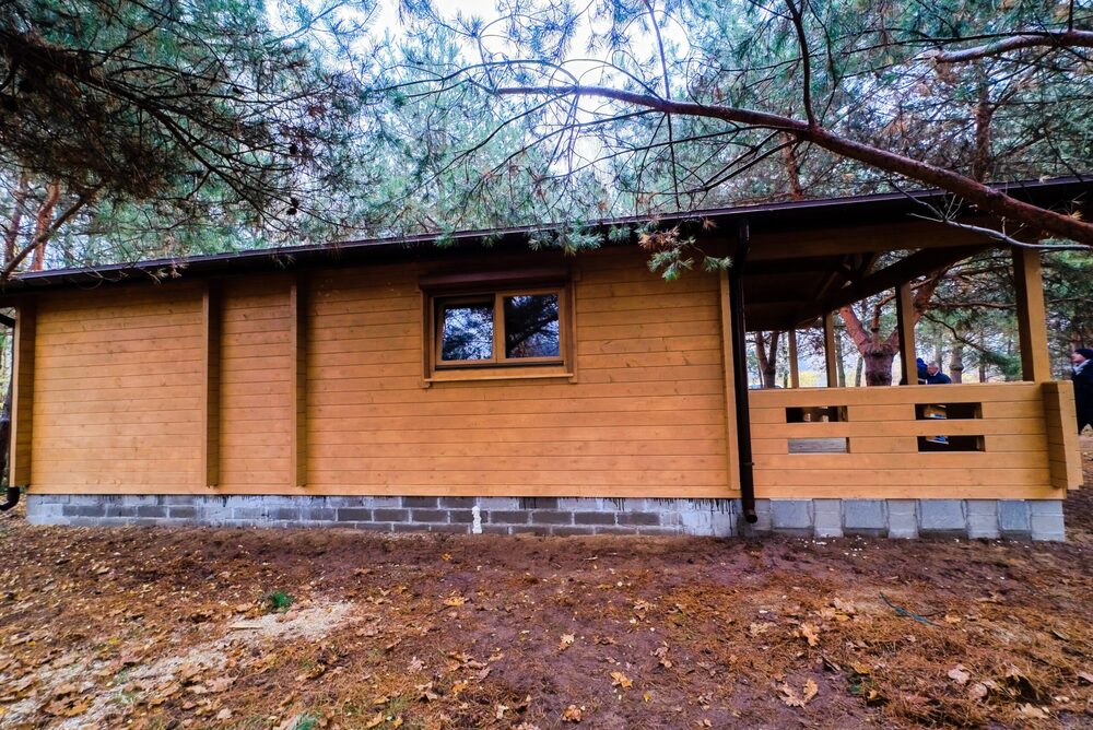 Drewniany dom na leśnej polanie