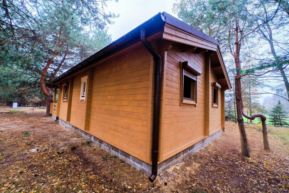 Drewniany dom w lesie.