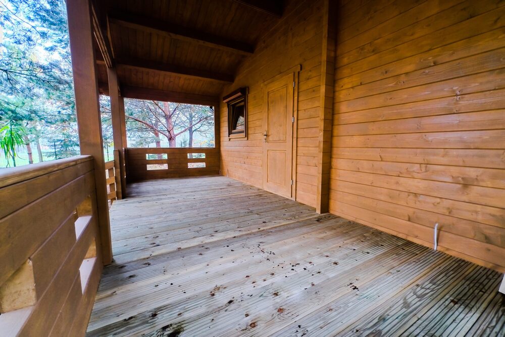 Drewniany dom na zewnątrz.