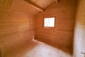 Drewniana, odświeżona kabina.