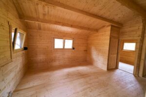 Drewniane wnętrze domku.