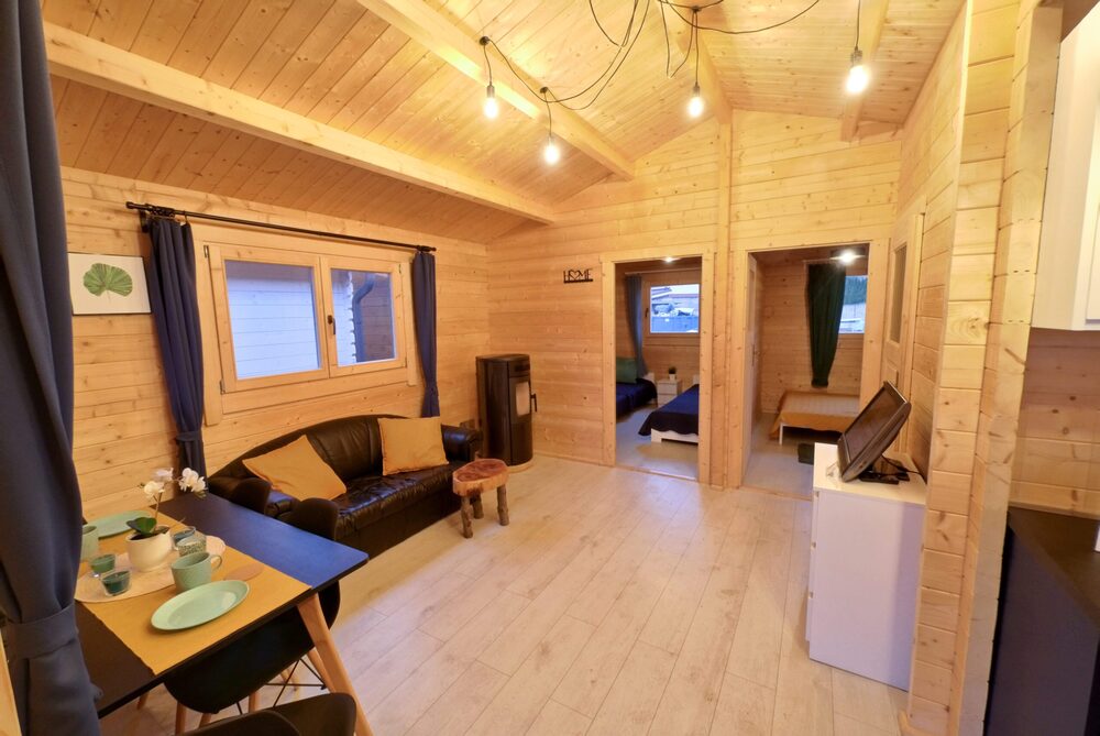 Przestronne, drewniane wnętrze.