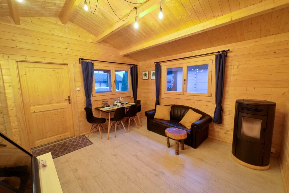 Przytulne wnętrze drewnianego domku.