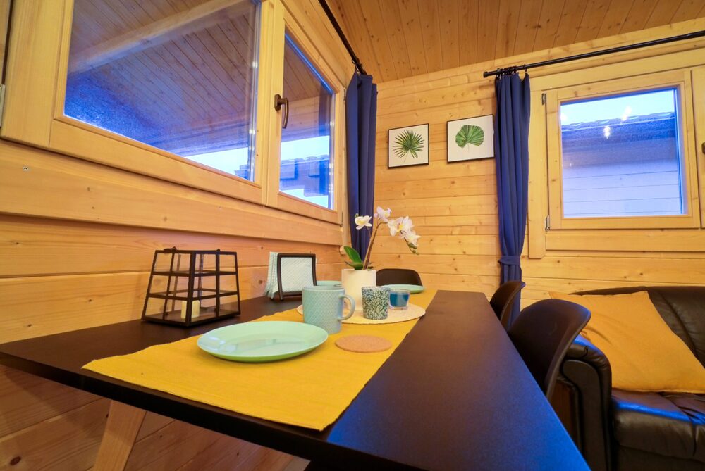 Drewniane wnętrze domku.