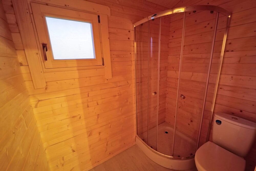 Drewniany pokój z prysznicem.