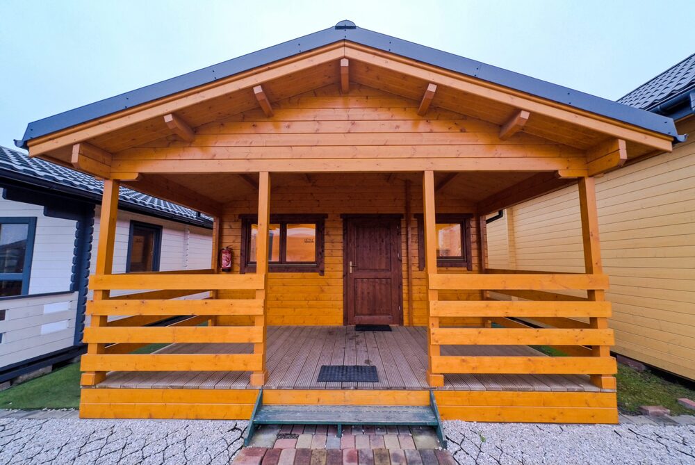 Drewniany dom z werandą.