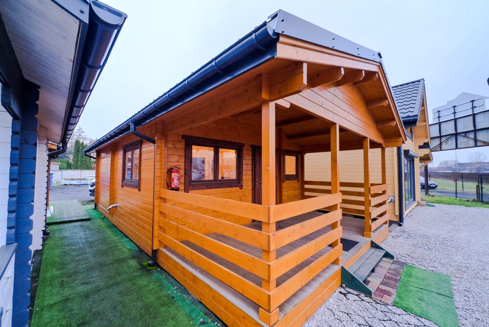 Drewniany dom na trawie.