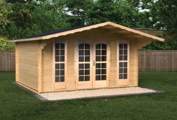 Drewniany domek ogrodowy z dużymi oknami.