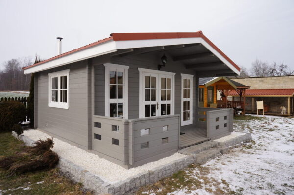 Drewniany dom z czerwonym dachem.