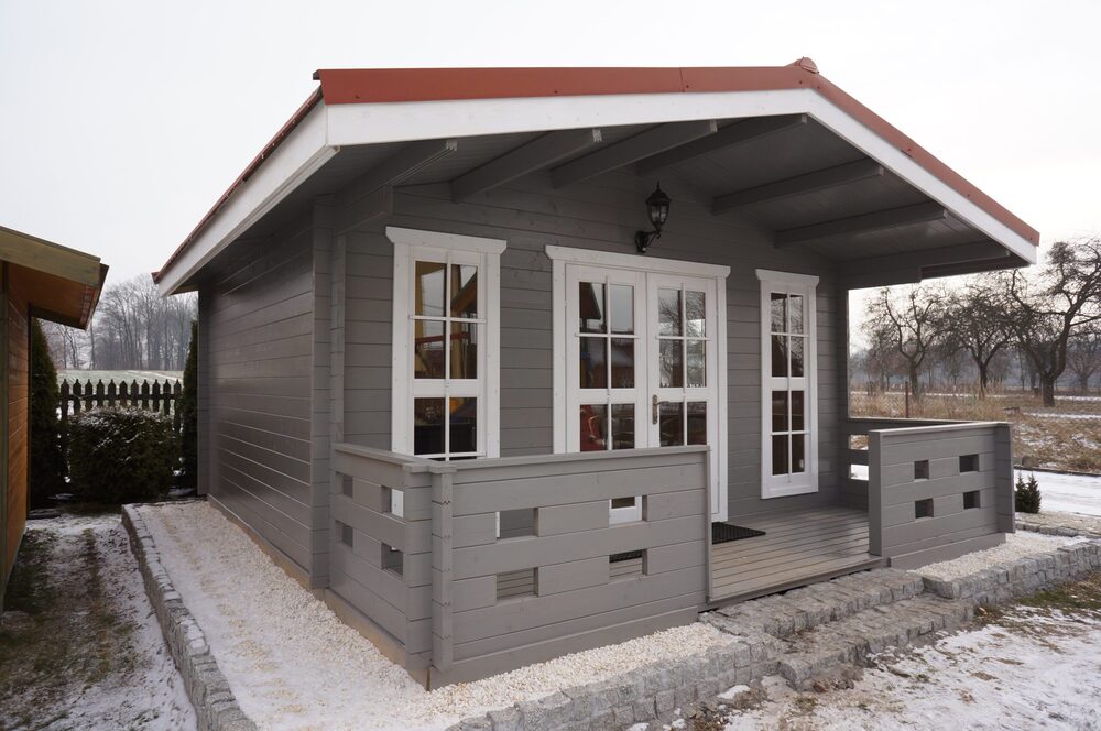 Dom drewniany z tarasem.