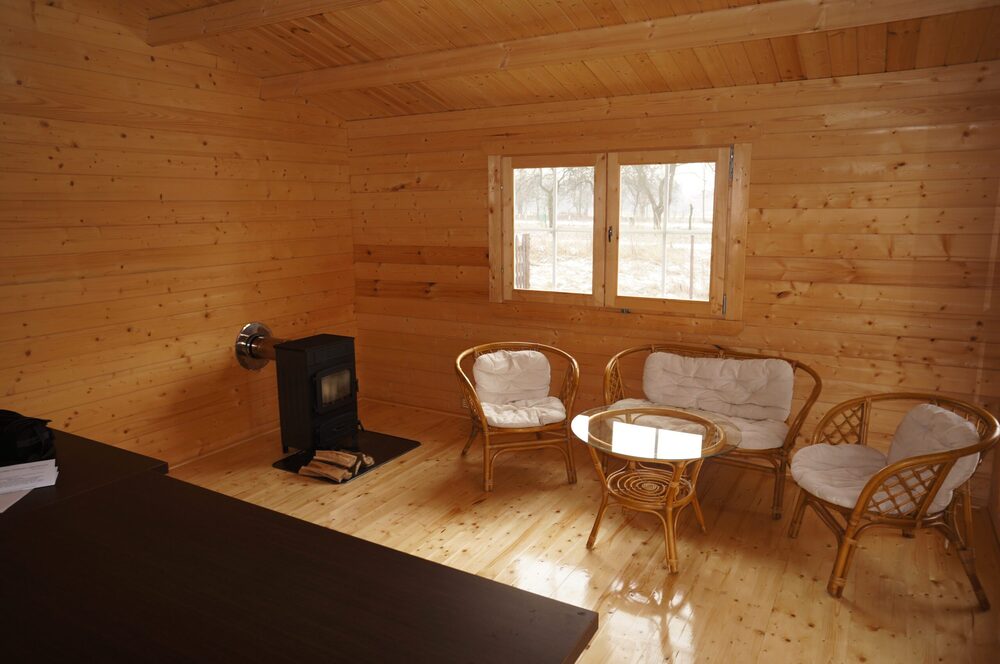 Drewniany domek z meblami.