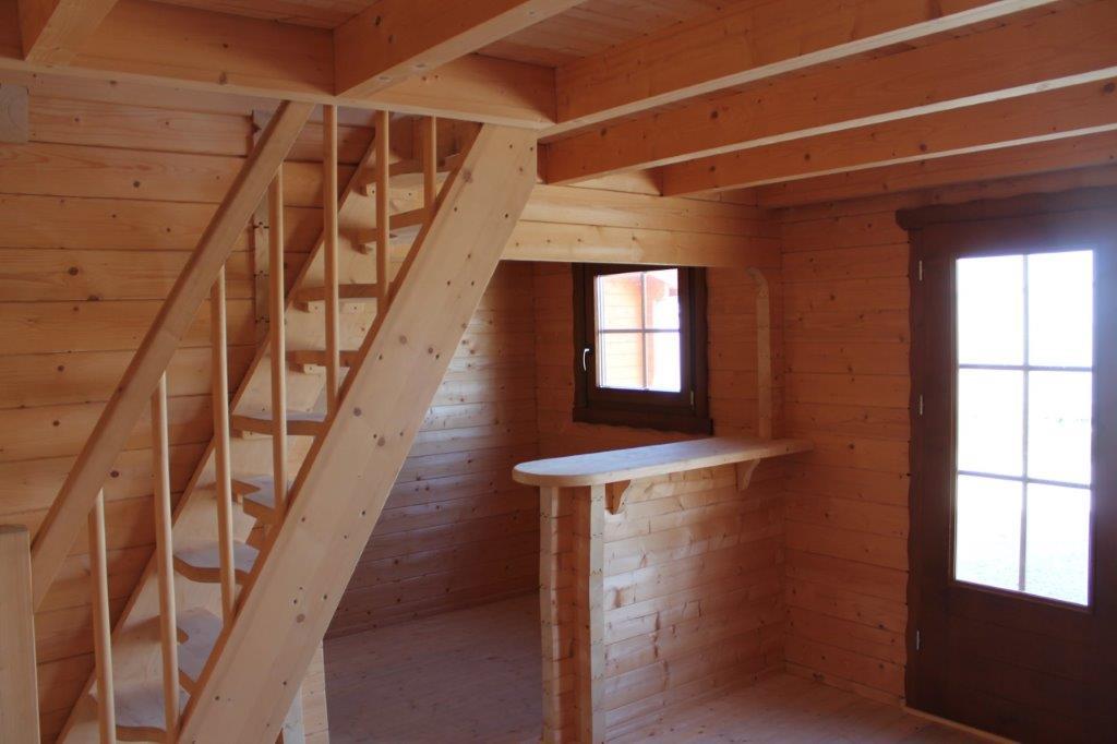 Drewniane wnętrze z drewnianymi schodami.