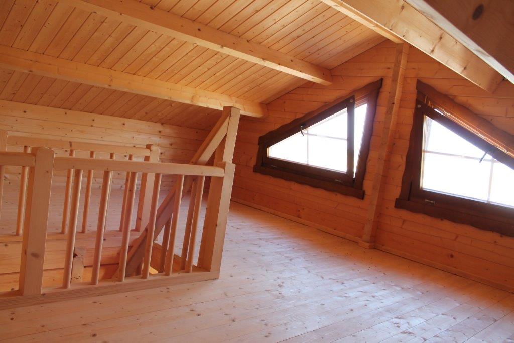 Drewniany, przestronny strych.