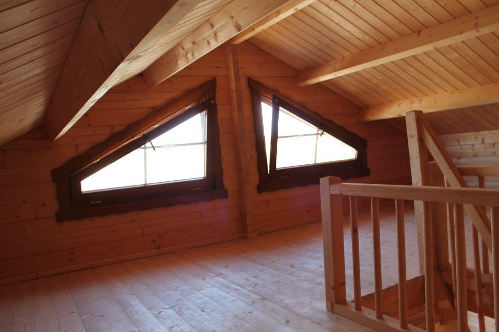 Drewniany dach, okna dachowe, drewniana podłoga.