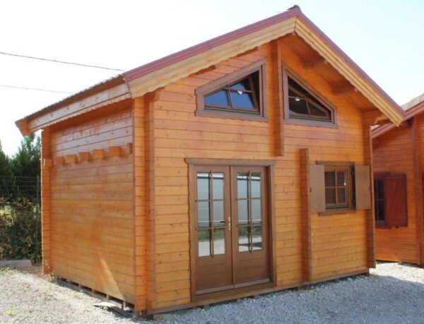 Drewniany domek z drzwiami i oknami.