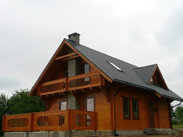 Drewniany dom z balkonem.