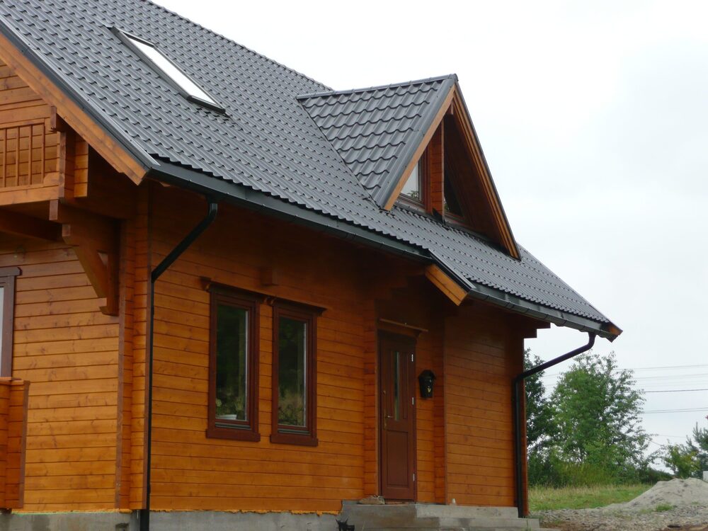 Drewniany dom z czarnym dachem.