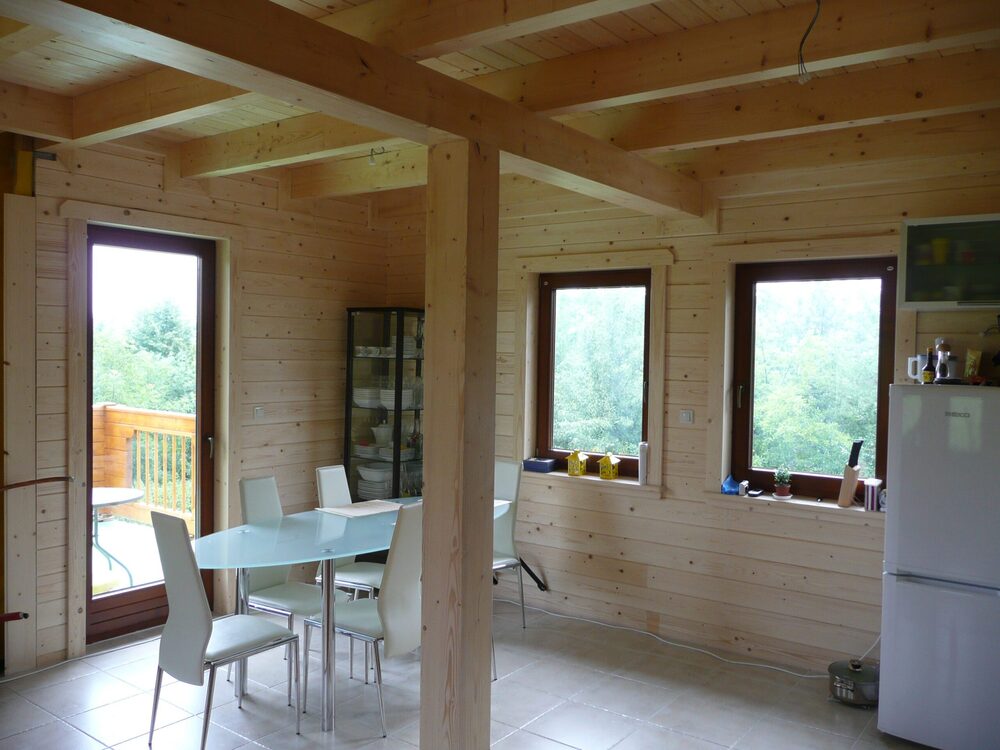 Drewniany dom z meblami.