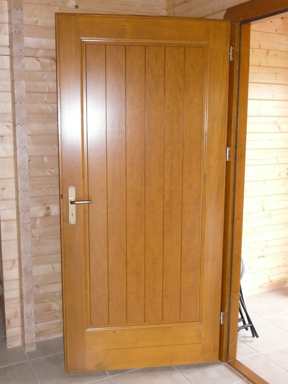 Drewniane drzwi wejściowe.