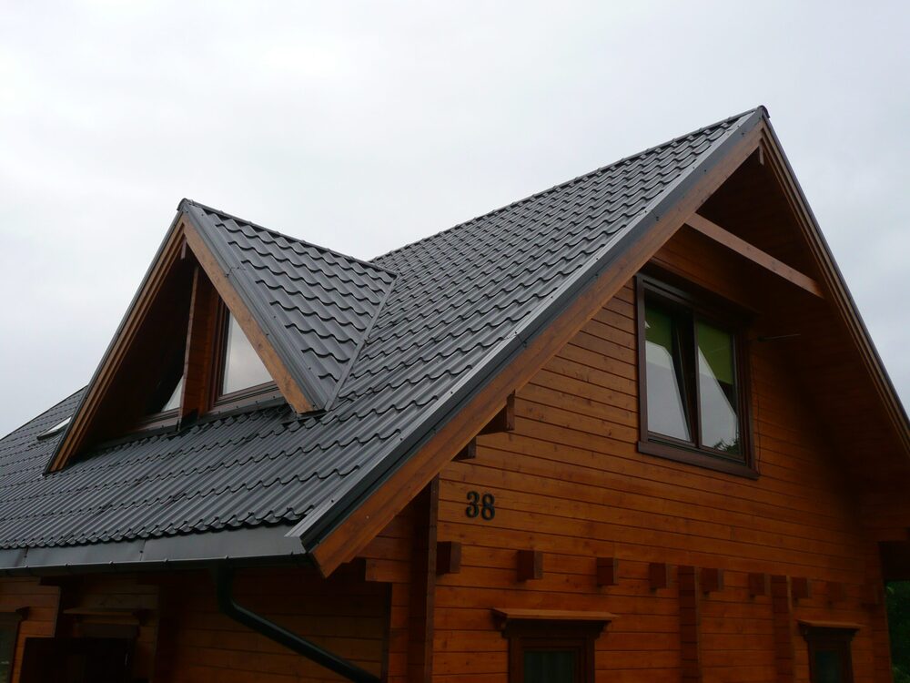 Drewniany dom z dachówkowym dachem.